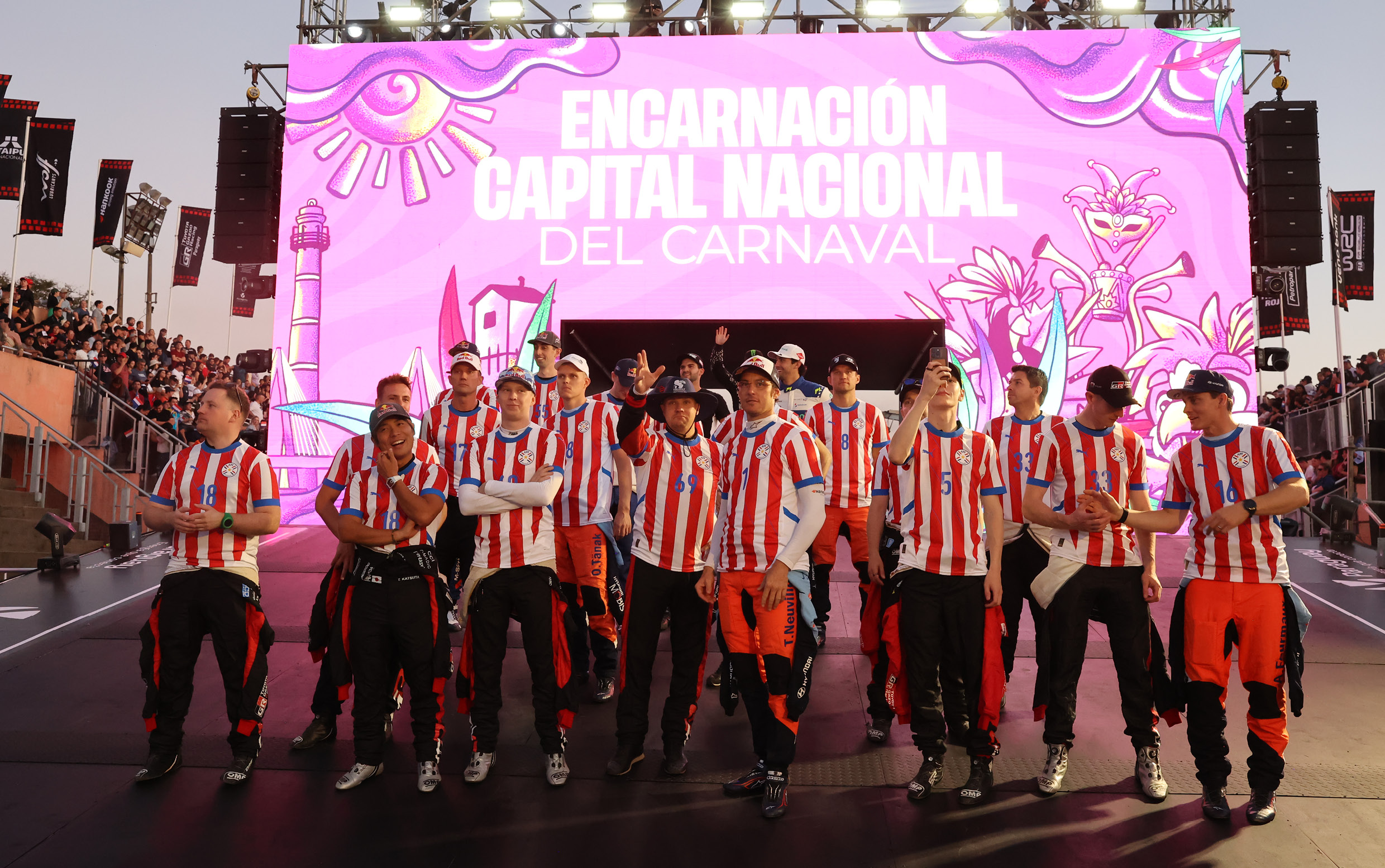 WRC 드라이버들이 기념촬영을 준비하는 모습