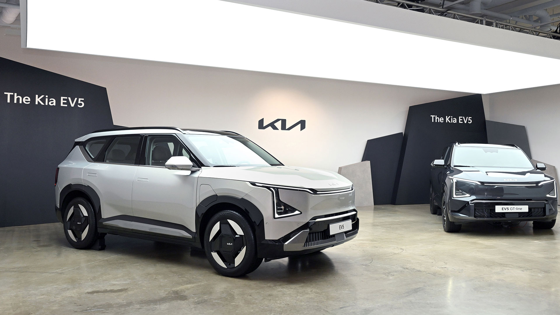 EV5 미디어 데이 행사장에 전시된 (왼쪽부터)EV5 기본 모델과 GT-라인