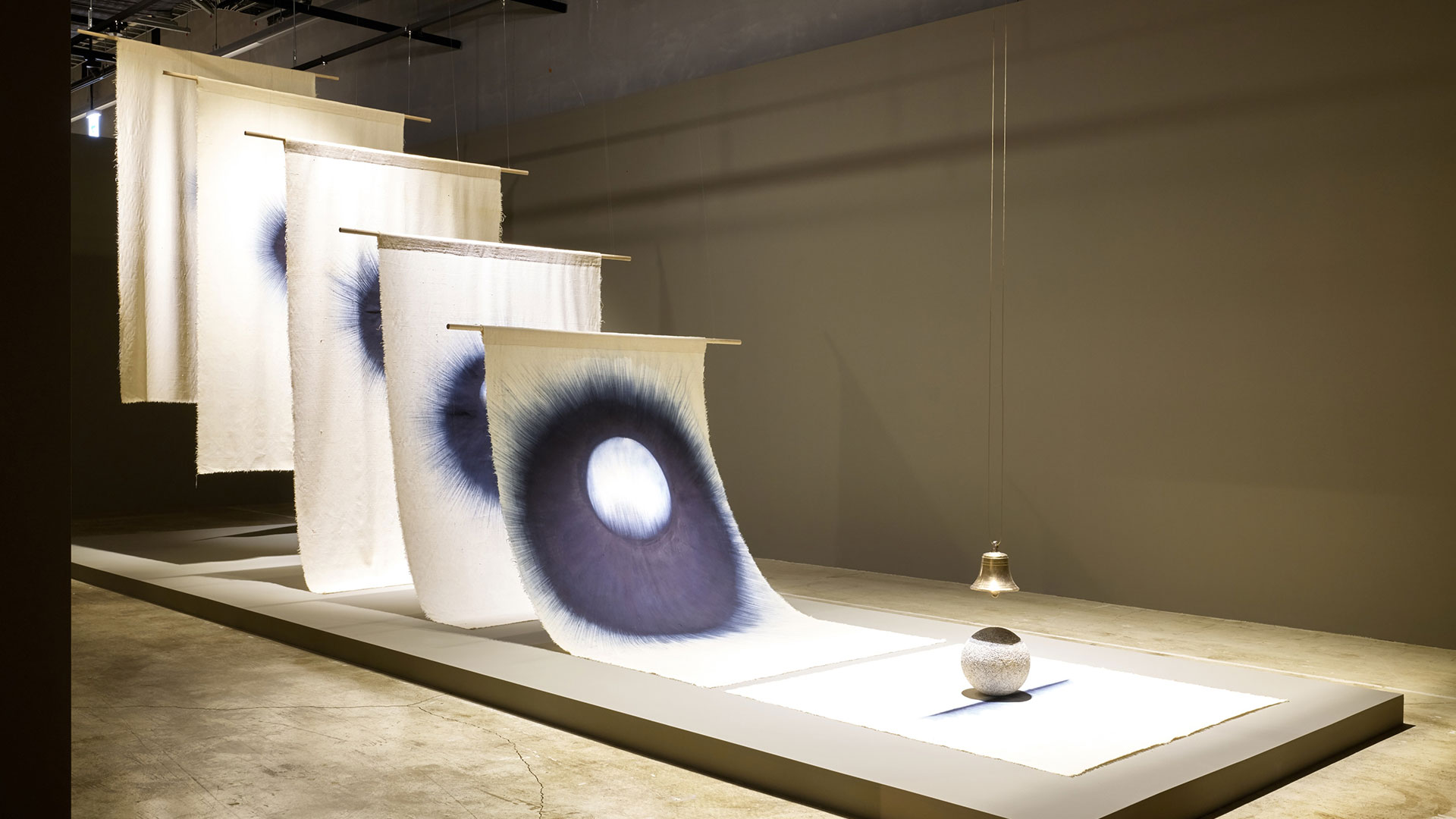 카이무라이, 〈내 모든 기도에 대한 답은 내가 결코 묻지 않았던 질문 속에 있다〉(2025), 《현대 트랜스로컬 시리즈: 엮음과 짜임》 전시 전경 출처. 사진: 김우일, 청주공예비엔날레조직위원회 제공