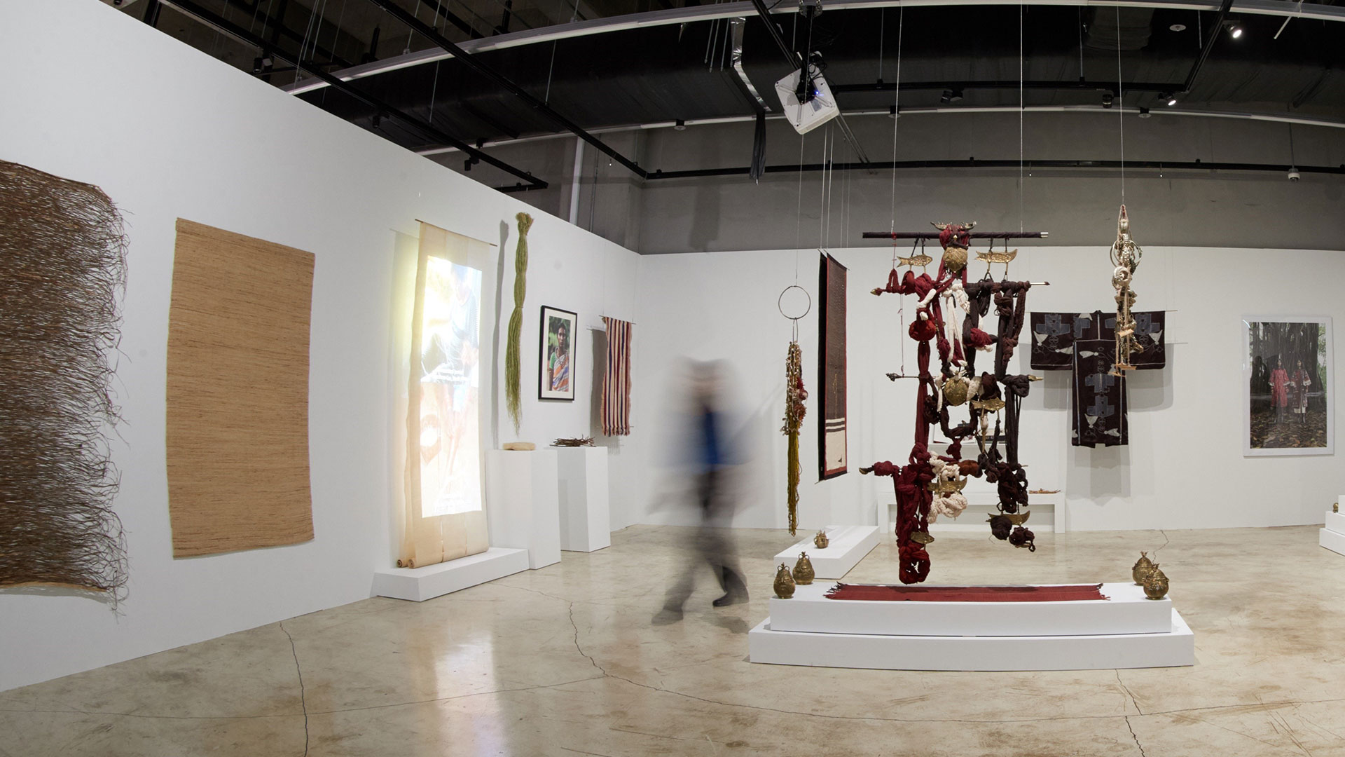 보이토, 〈모헨조다로 텍스타일〉(2025) 외, 《현대 트랜스로컬 시리즈: 엮음과 짜임》 전시 전경 출처. 사진: 김우일, 청주공예비엔날레조직위원회 제공