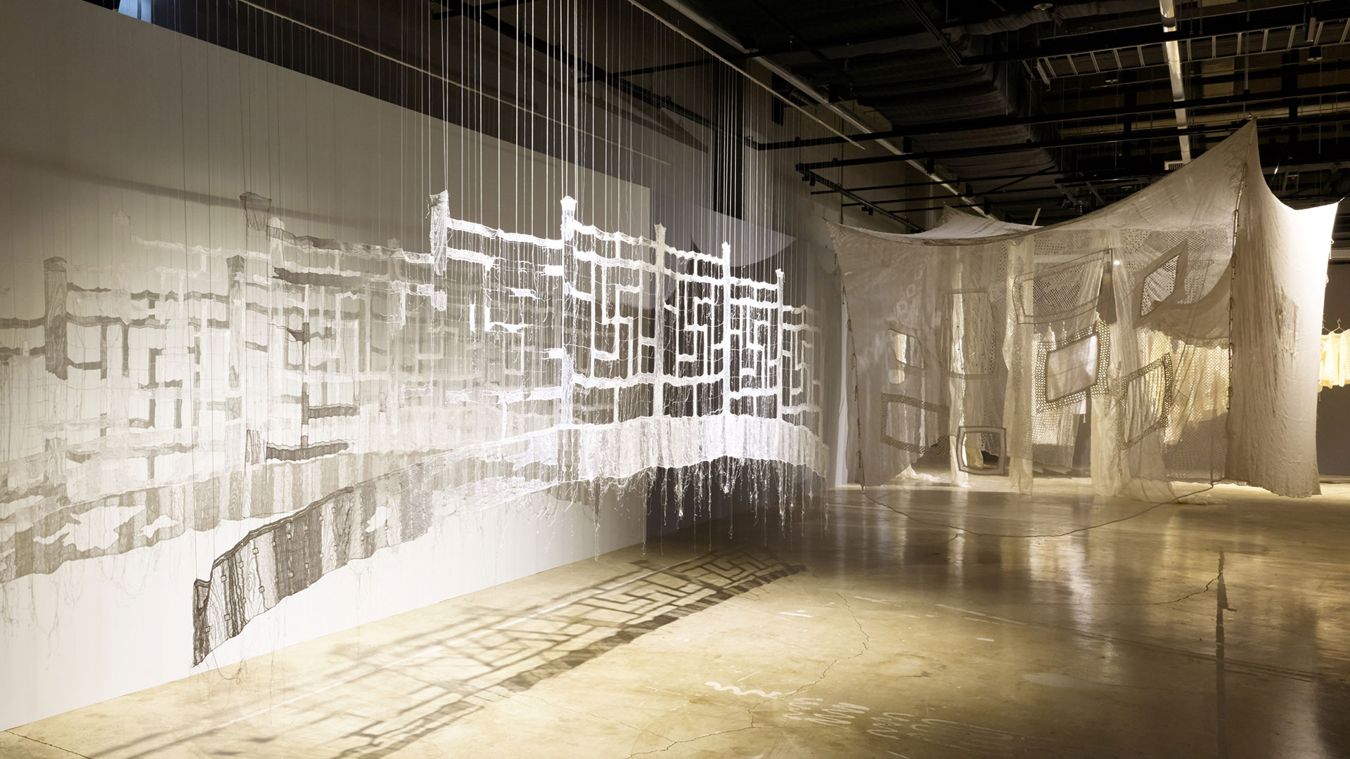 수막쉬 싱, 〈여백을 잇다〉(2025), 페로, 〈뒤얽힌 기억, 직조된 이야기〉(2025), 《현대 트랜스로컬 시리즈: 엮음과 짜임》 전시 전경 출처. 사진: 김우일, 청주공예비엔날레조직위원회 제공