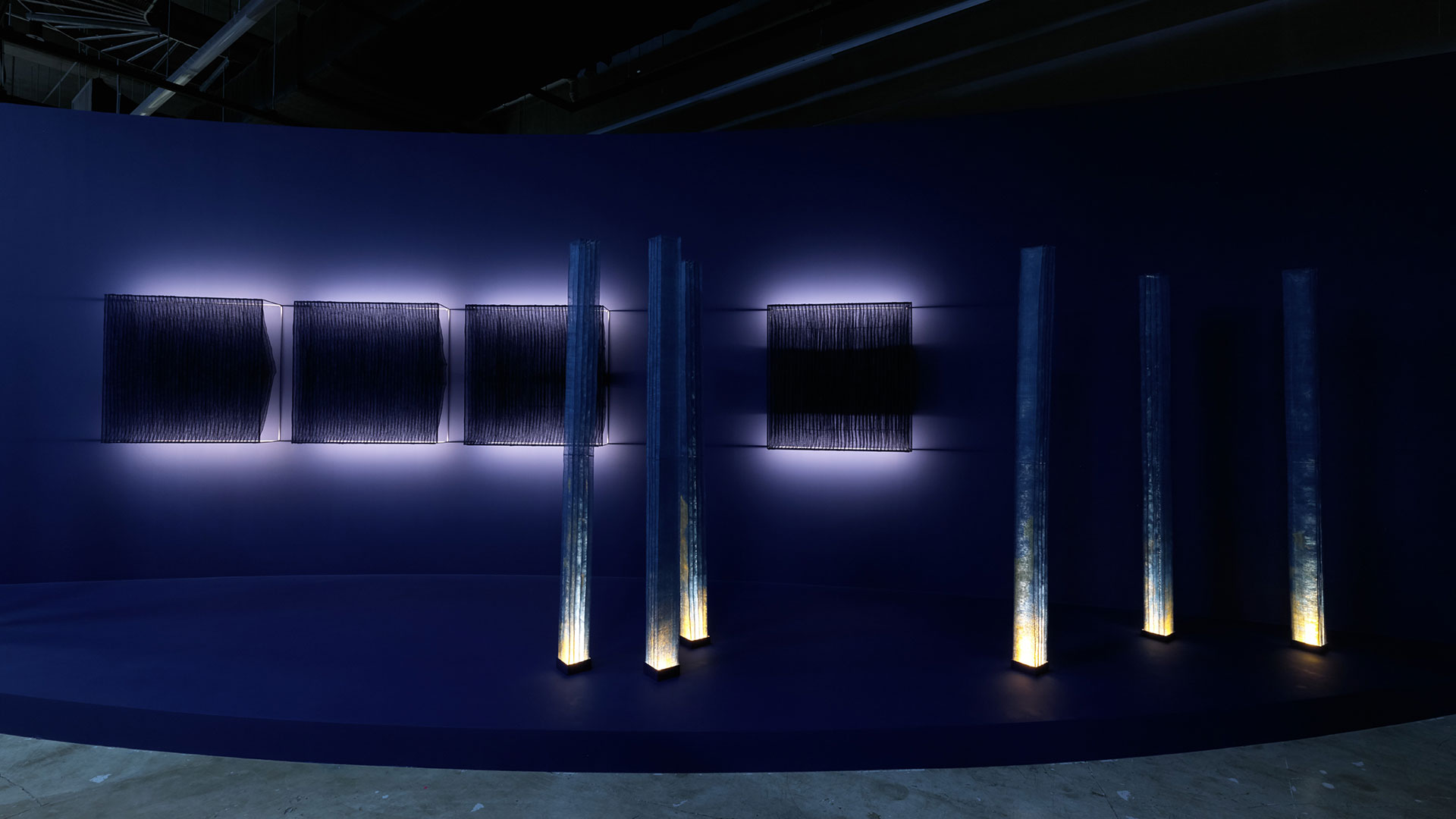 장영순, 〈월인천강 I〉(2025) 외, 《현대 트랜스로컬 시리즈: 엮음과 짜임》 전시 전경 출처. 사진: 김우일, 청주공예비엔날레조직위원회 제공