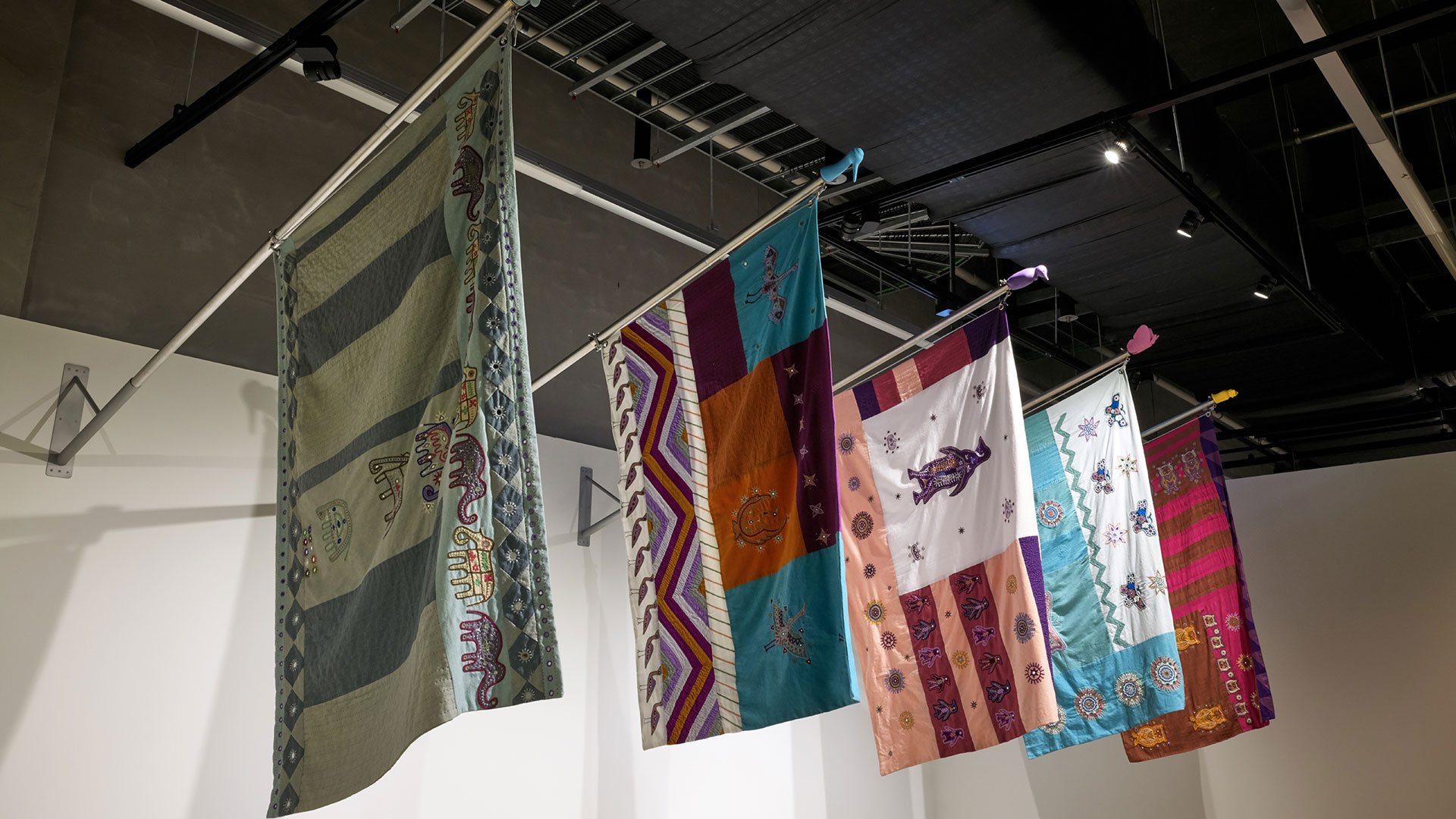 홍영인, 〈신성한 제국〉(2025), 《현대 트랜스로컬 시리즈: 엮음과 짜임》 전시 전경 출처. 사진: 김우일, 청주공예비엔날레조직위원회 제공