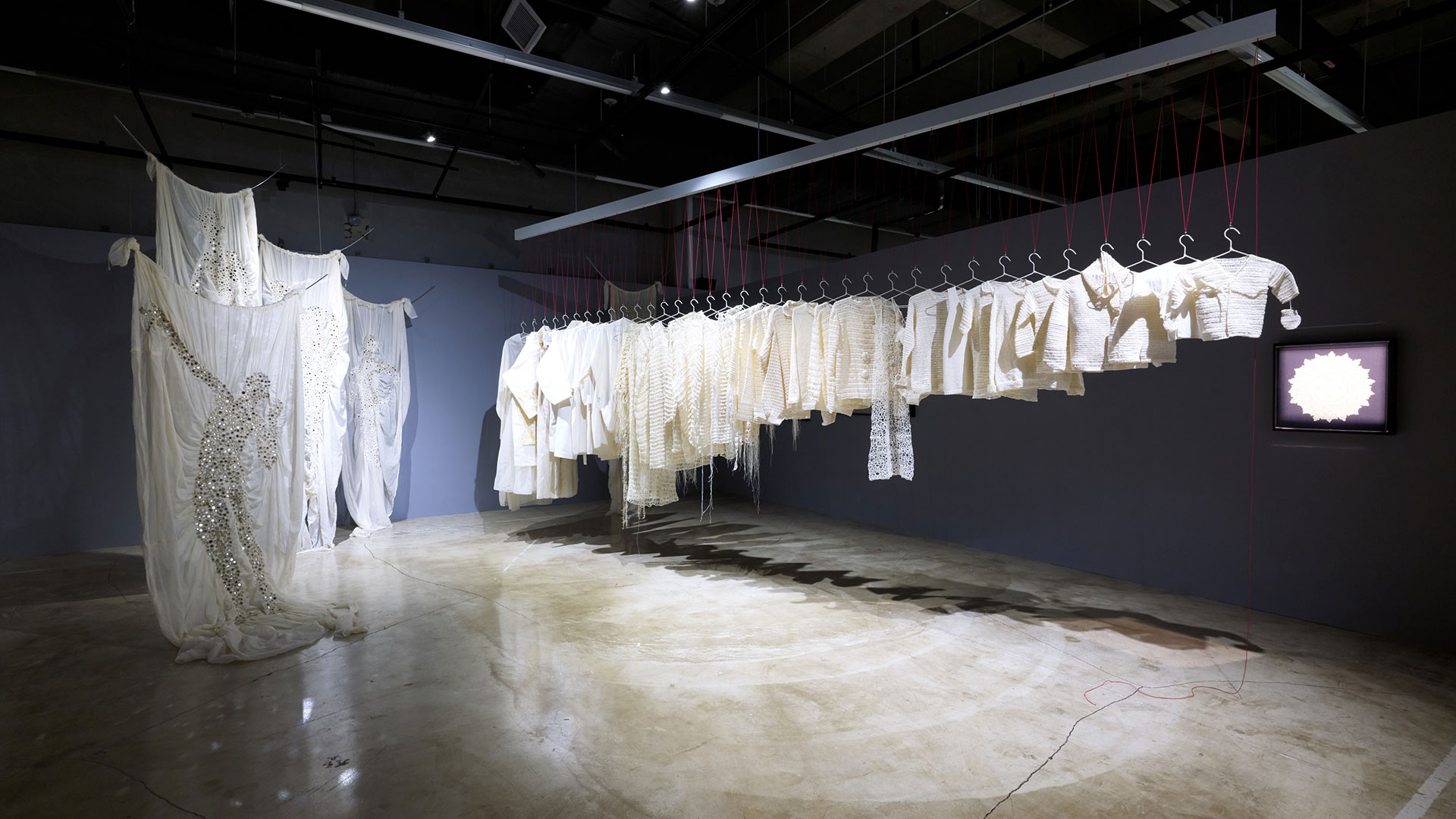 고소미, 〈한 사람의 사람들, 연속〉(2025) 외, 《현대 트랜스로컬 시리즈: 엮음과 짜임》 전시 전경 출처. 사진: 김우일, 청주공예비엔날레조직위원회 제공