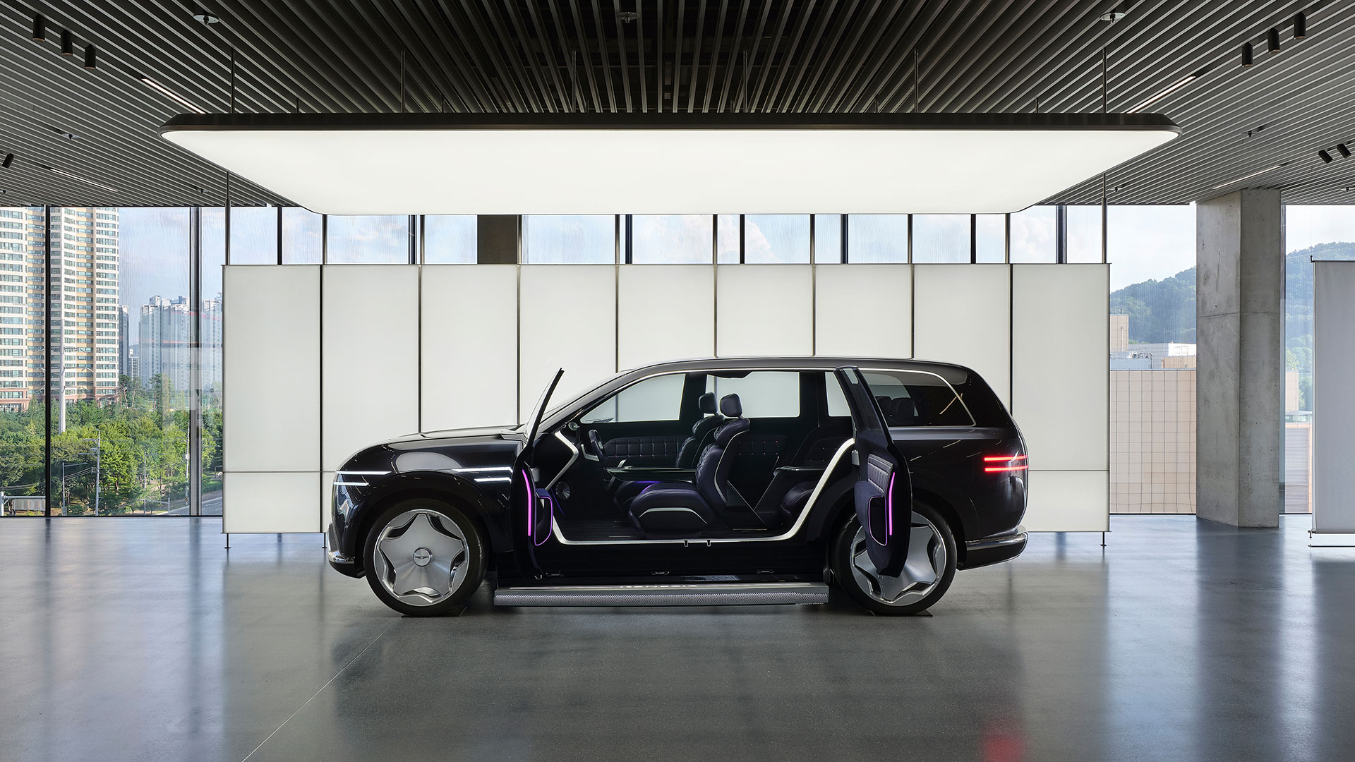 제네시스, 〈차오르는 밤: Night in Motion〉展