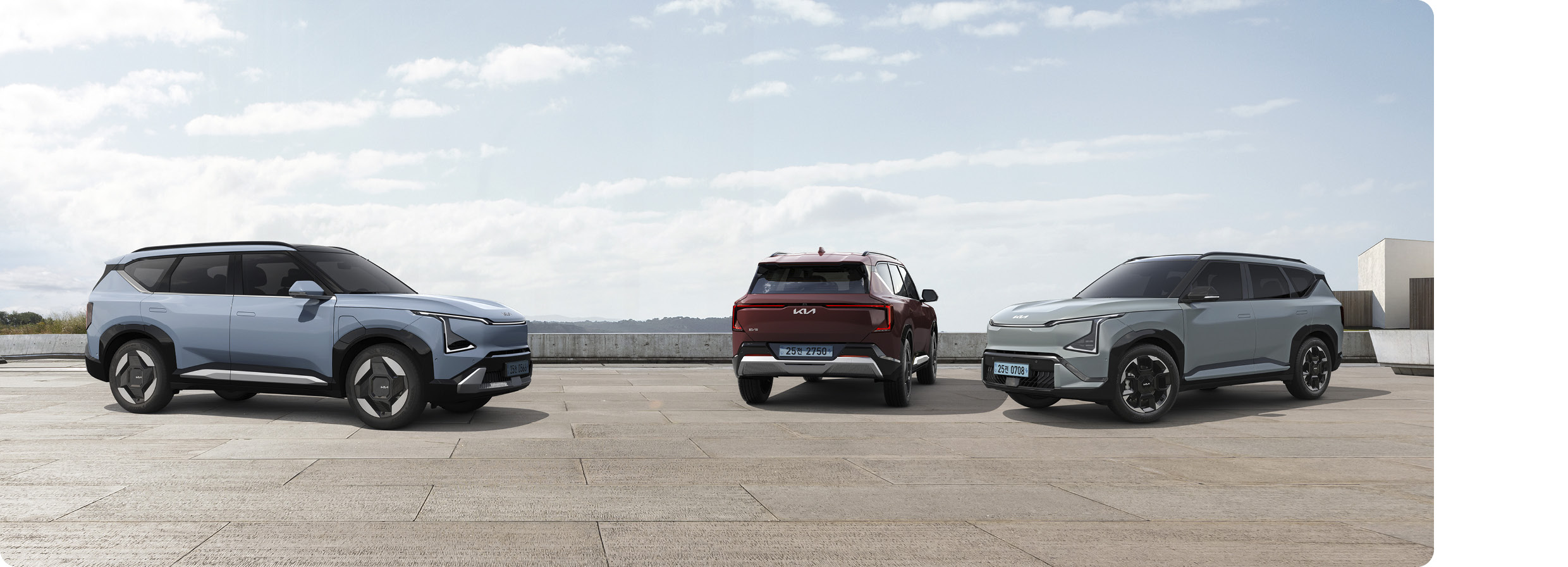 EV5 3대가 방사형으로 주차한 모습