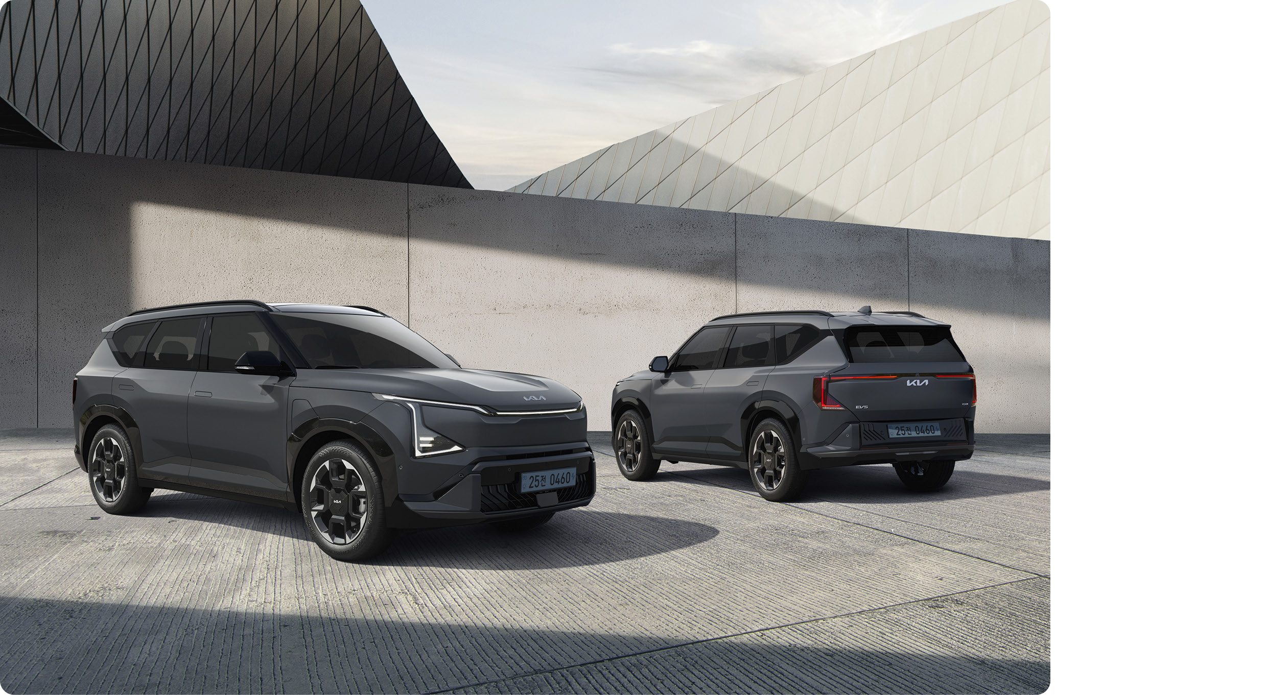 EV5 전측면, 후측면으로 건물 앞에 주차한 모습