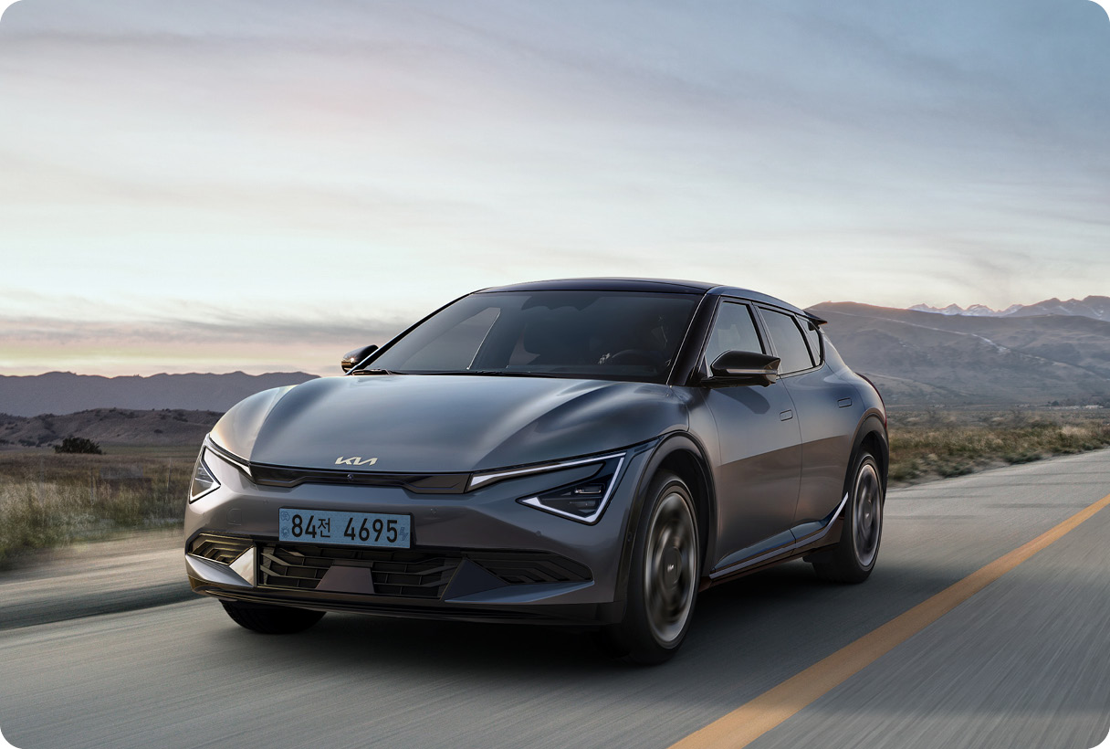 EV6가 교외 도로를 주행하는 모습