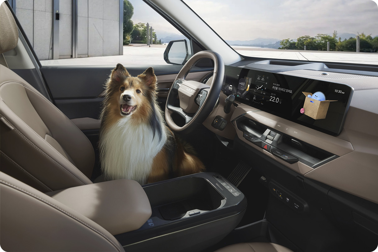 펫 모드 작동 중인 EV5 운전석에 강아지가 앉아 있는 모습