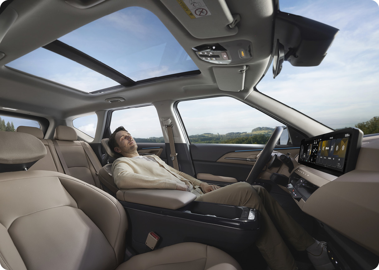 1열 릴렉션 컴포트 시트를 사용 중인 운전자 모습