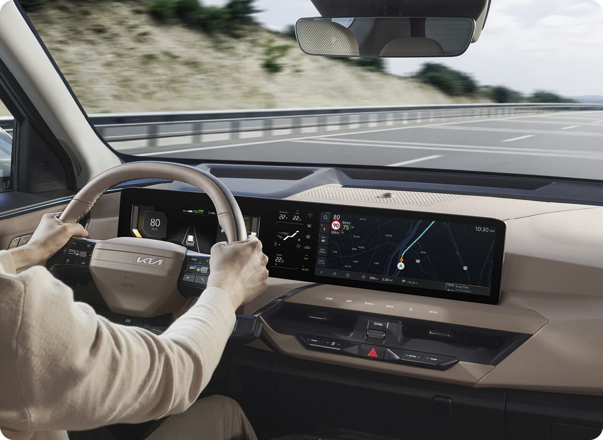고속화도로에서 운전하는 EV5 실내 모습