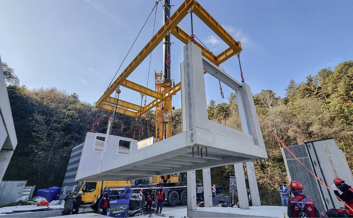 모듈러 구조 건물을 시공하는 모습