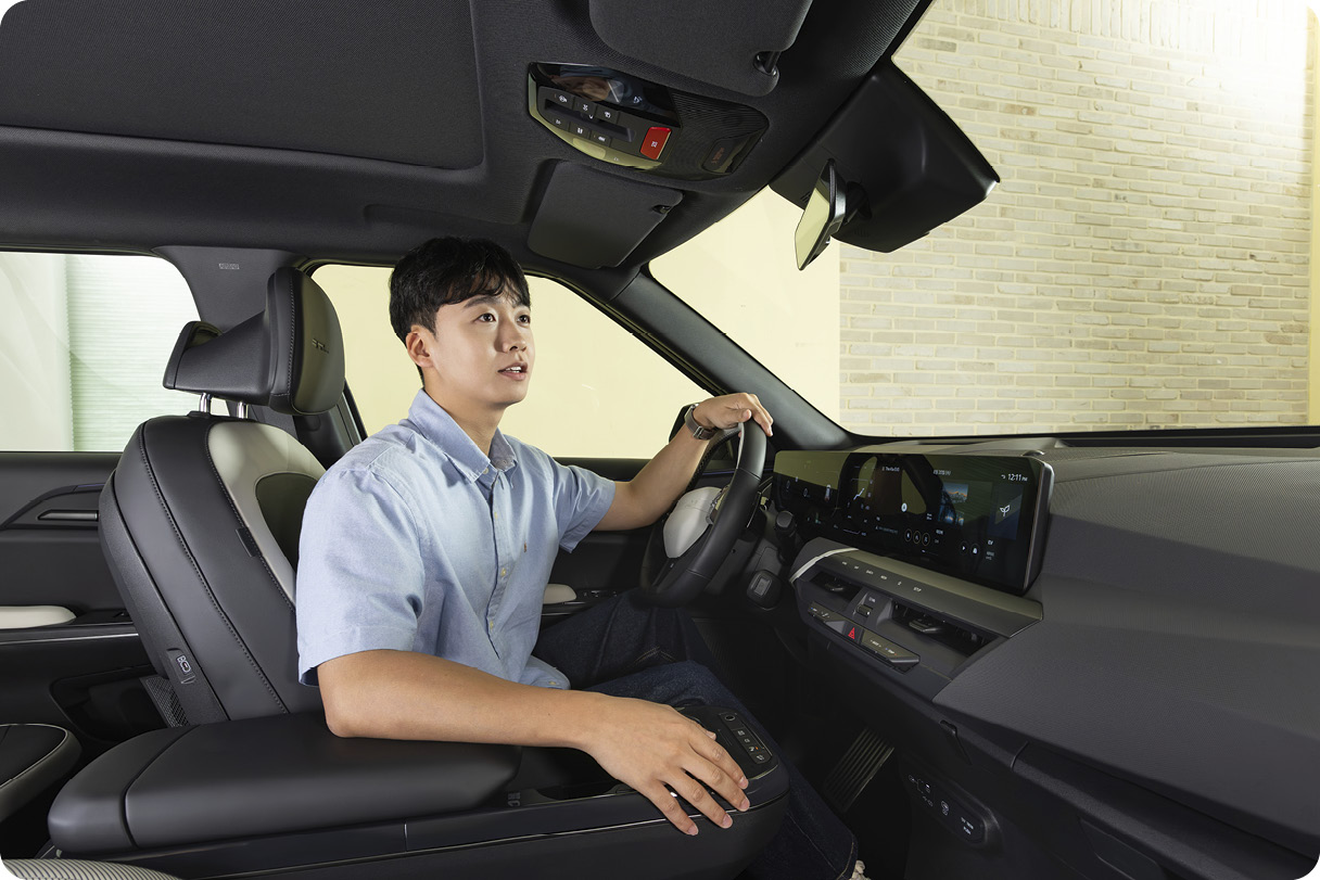 기아 EV5의 실내에서 설명하는 연구원의 모습