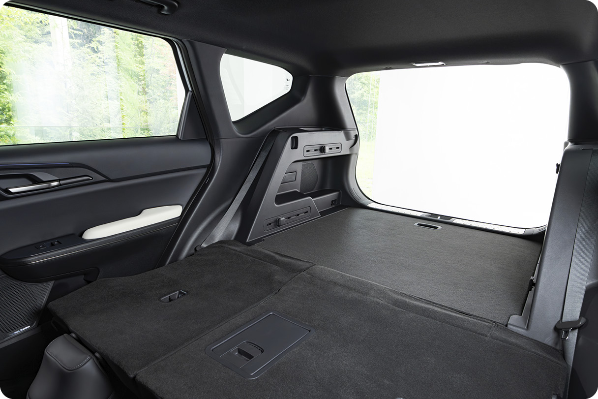 기아 EV5의 뒷좌석을 접은 모습