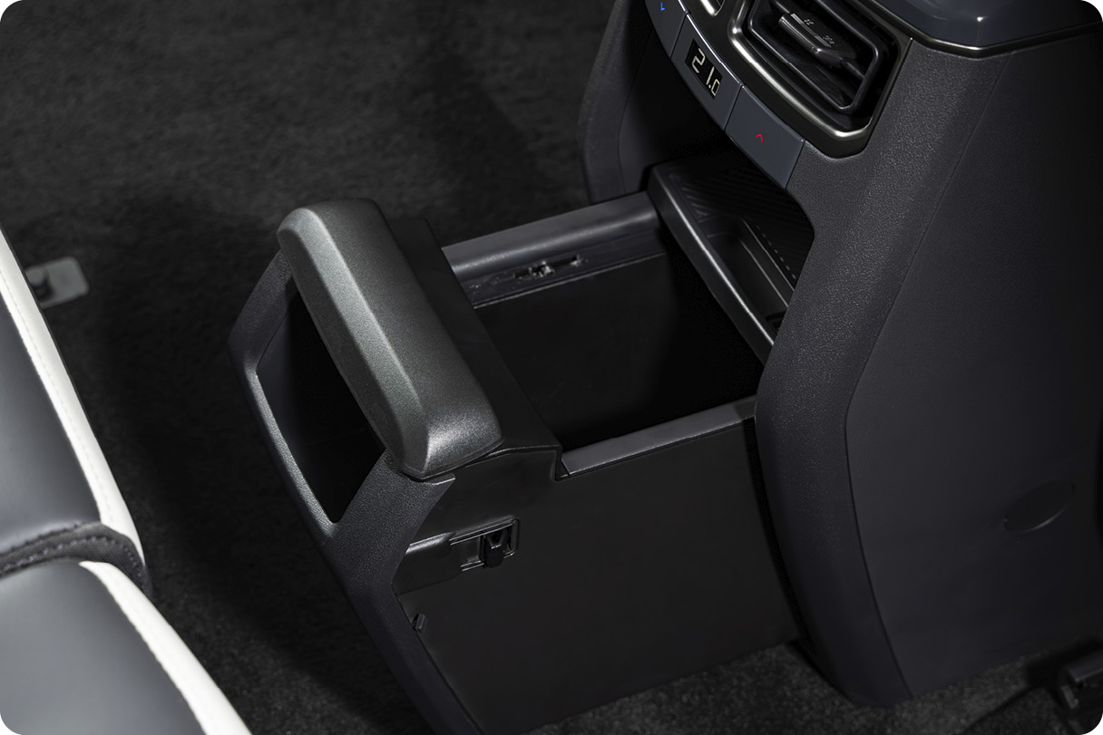 기아 EV5의 뒷좌석 확장형 센터 콘솔의 모습