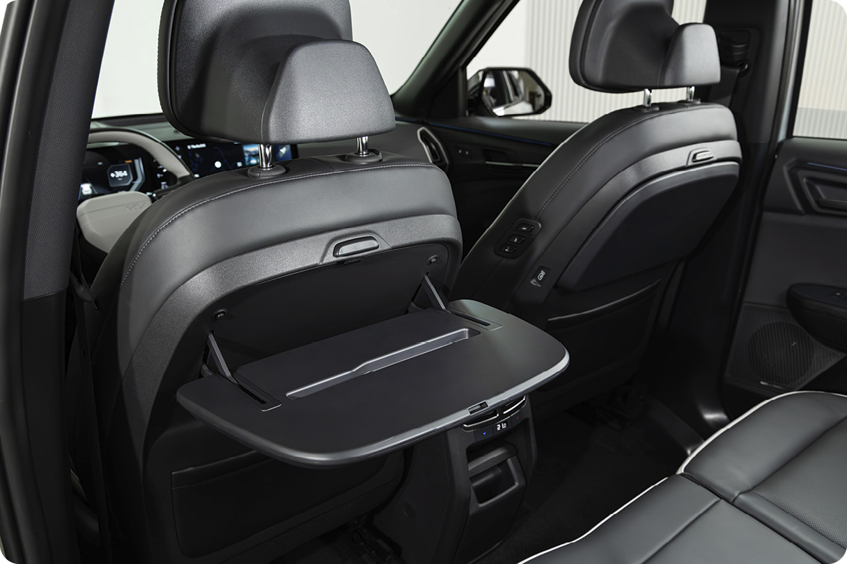 기아 EV5의 시트백 테이블을 펼친 모습