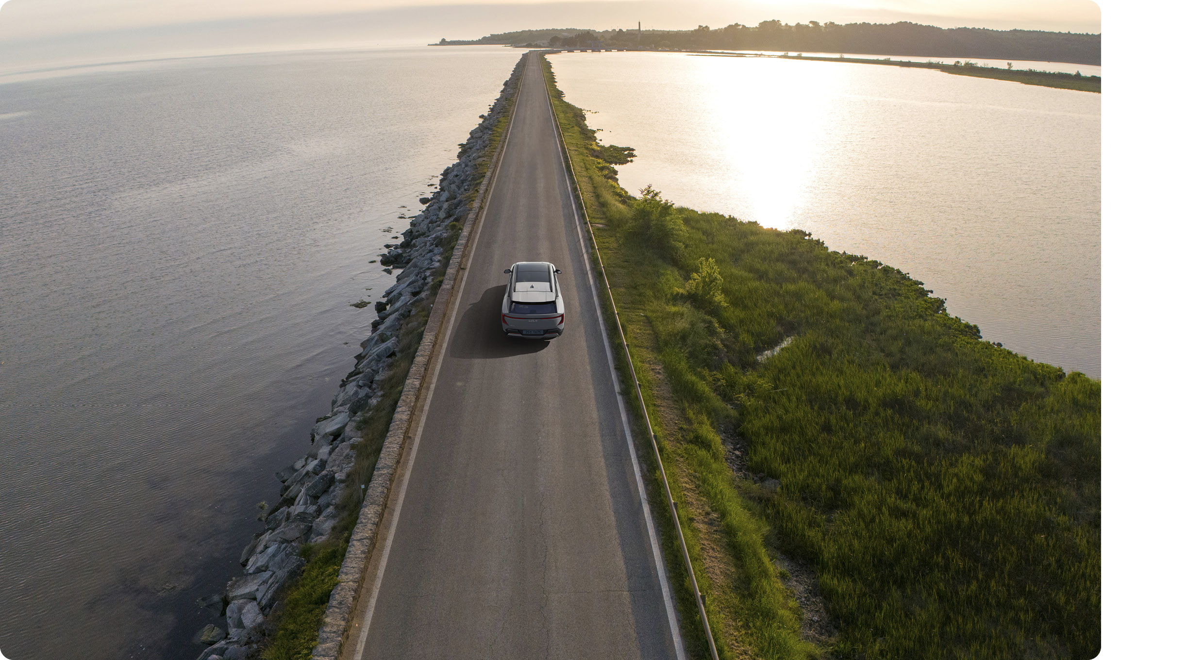 기아 EV5의 주행 모습