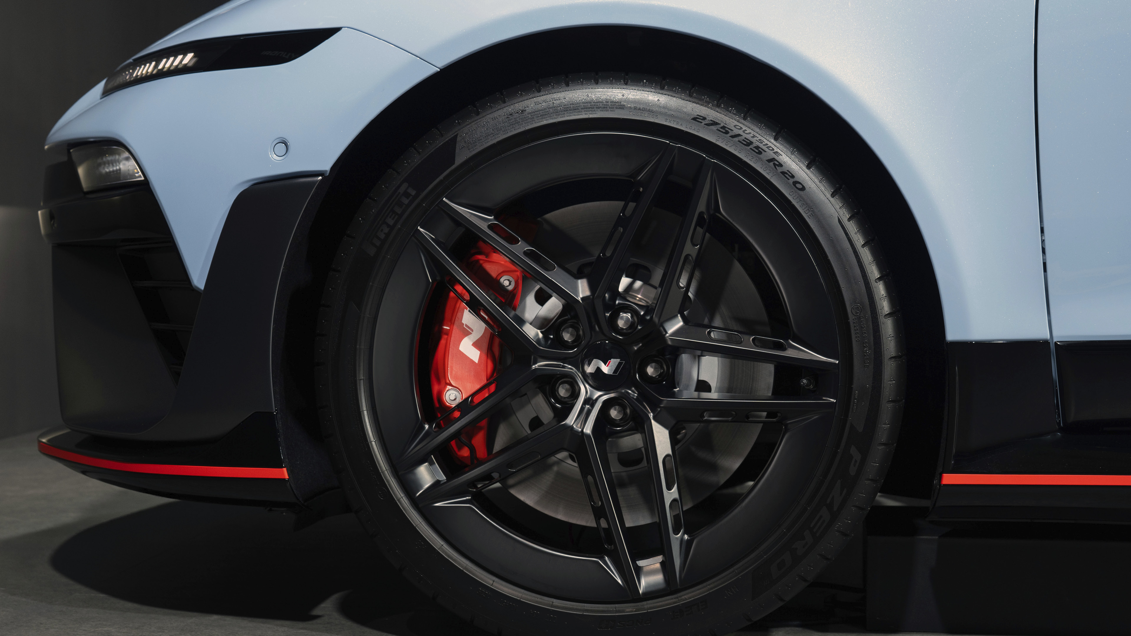 현대자동차 아이오닉 6 N의 브레이크 시스템과 휠의 모습