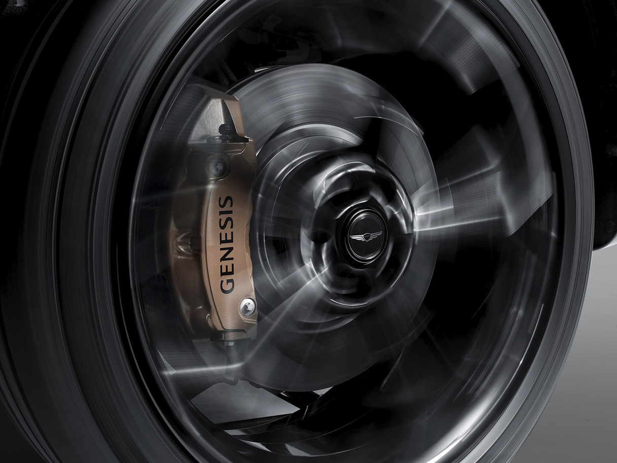 자동차의 바퀴가 돌아가는 모습