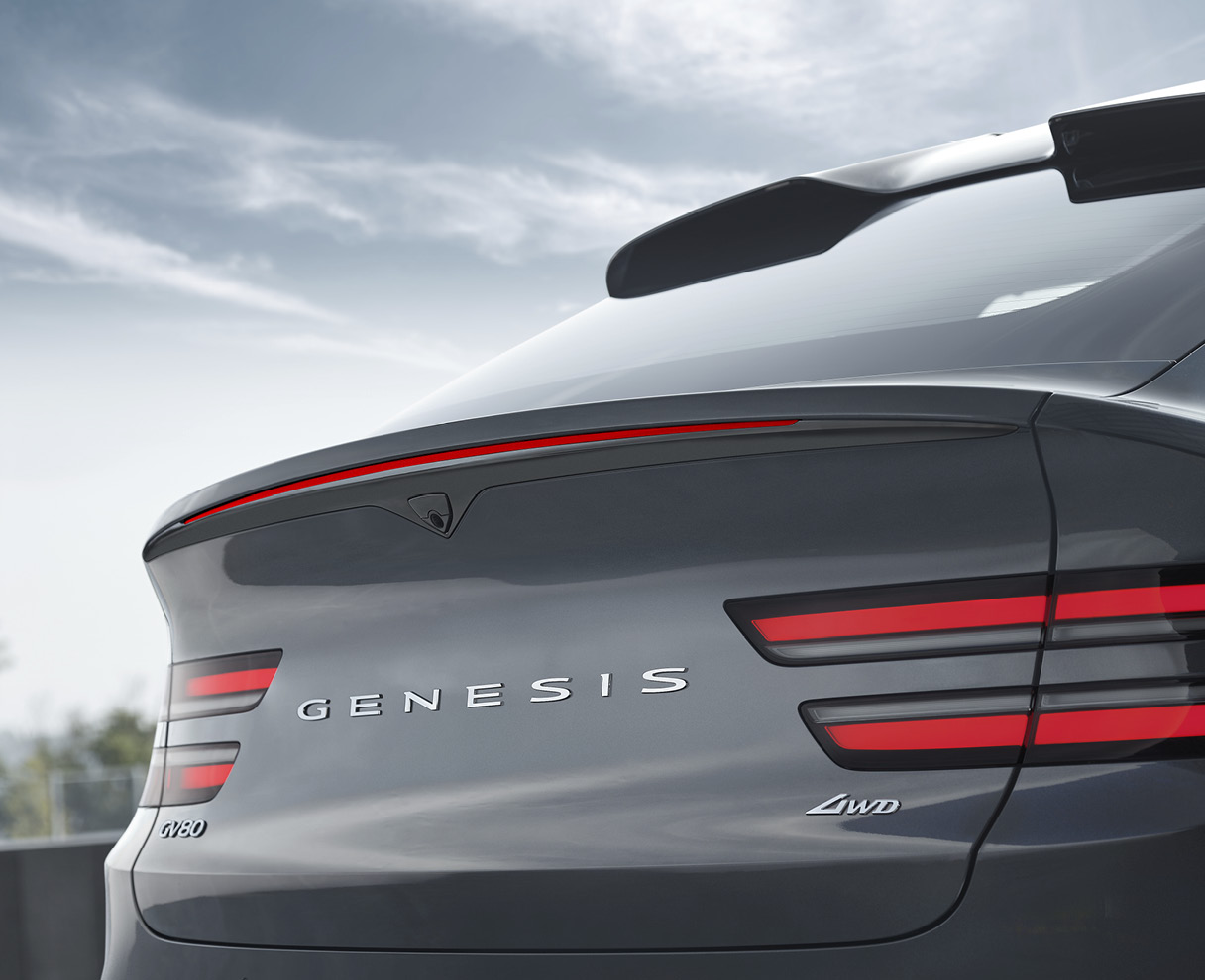 제네시스 GV80 쿠페의 리어 램프 및 보조제동등이 점등된 모습