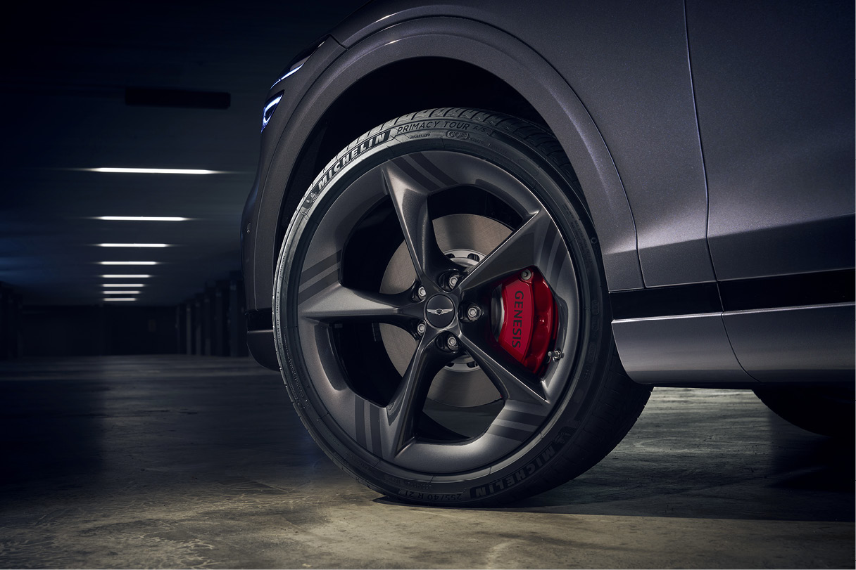 제네시스 GV70의 브레이크 시스템과 휠이 돋보이는 모습