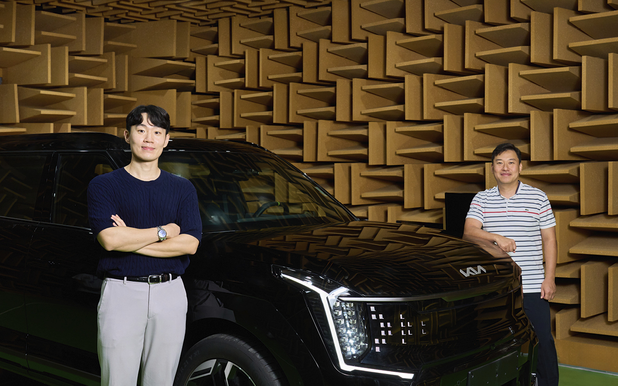 기아 EV9와 인포테인먼트사운드개발팀 연구원들의 모습