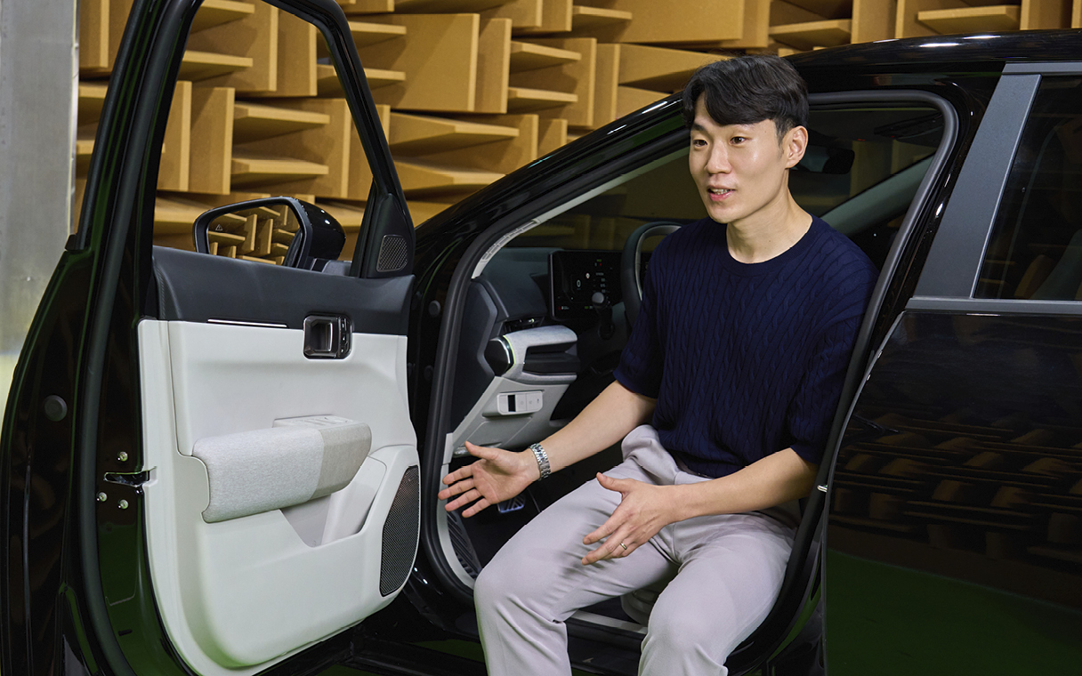 하만카돈 사운드 시스템을 설명하는 연구원의 모습