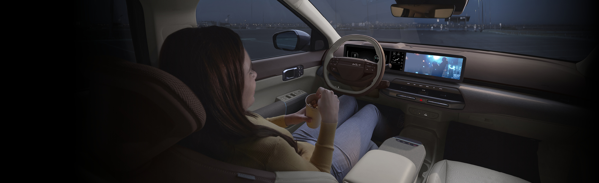 차내에서 휴식하고 있는 운전자의 모습