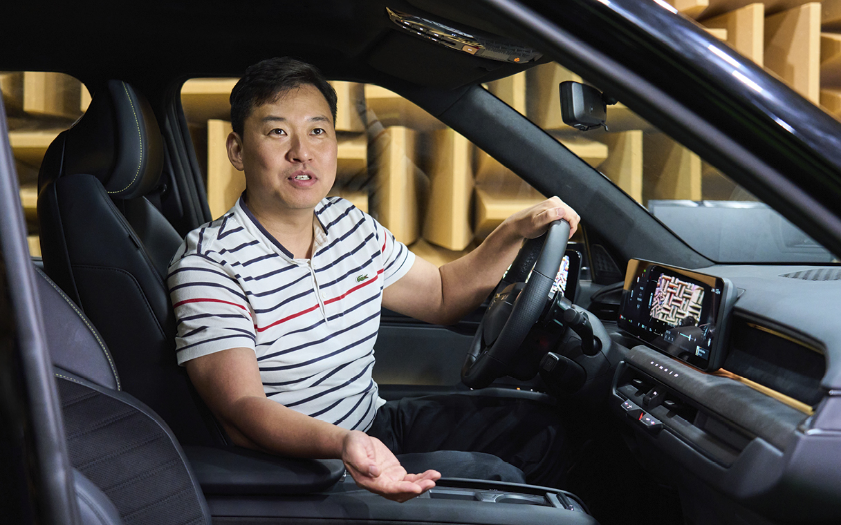 메리디안 사운드 시스템에 대해 설명하는 연구원의 모습