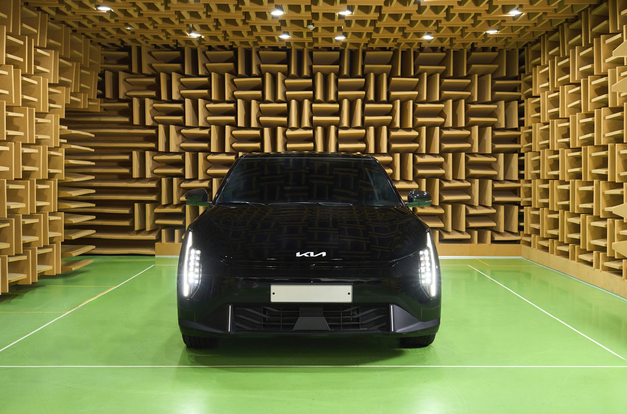 기아 EV4가 남양연구소 반무향실 안에 들어가 있는 모습