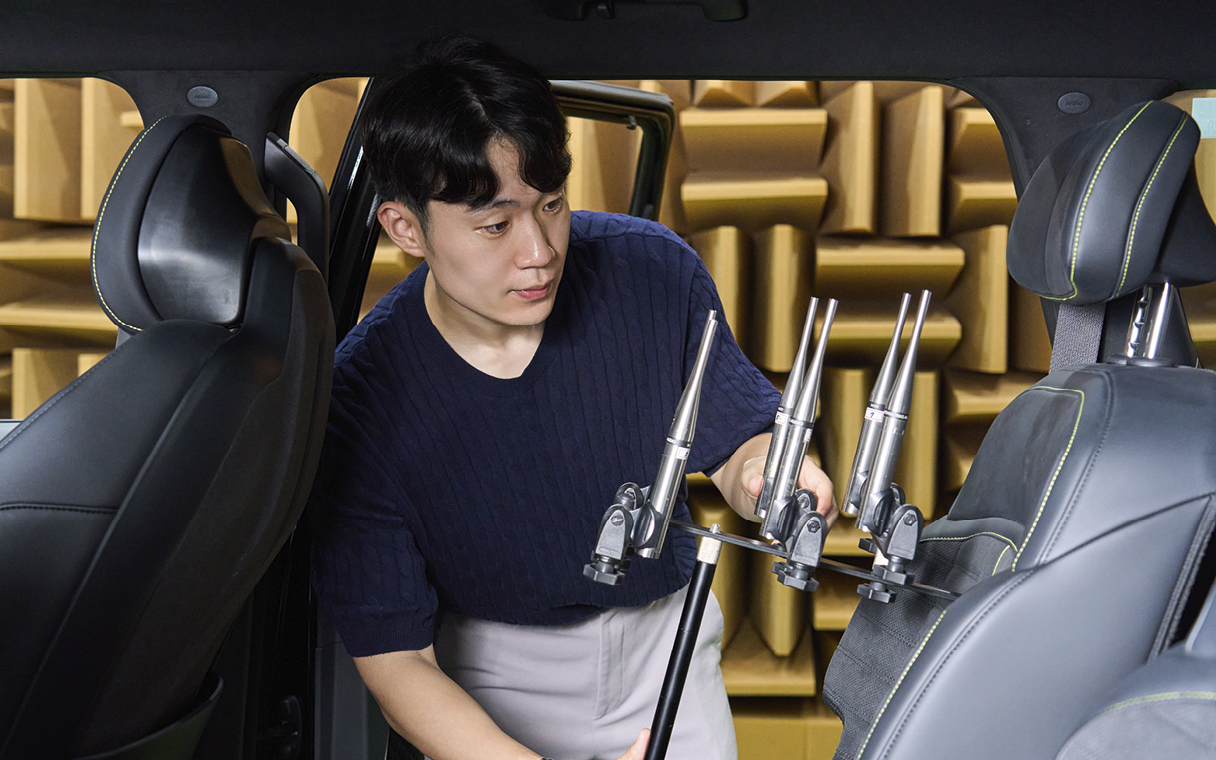 사운드 시스템 튜닝을 위해 차내에 마이크를 설치하는 모습