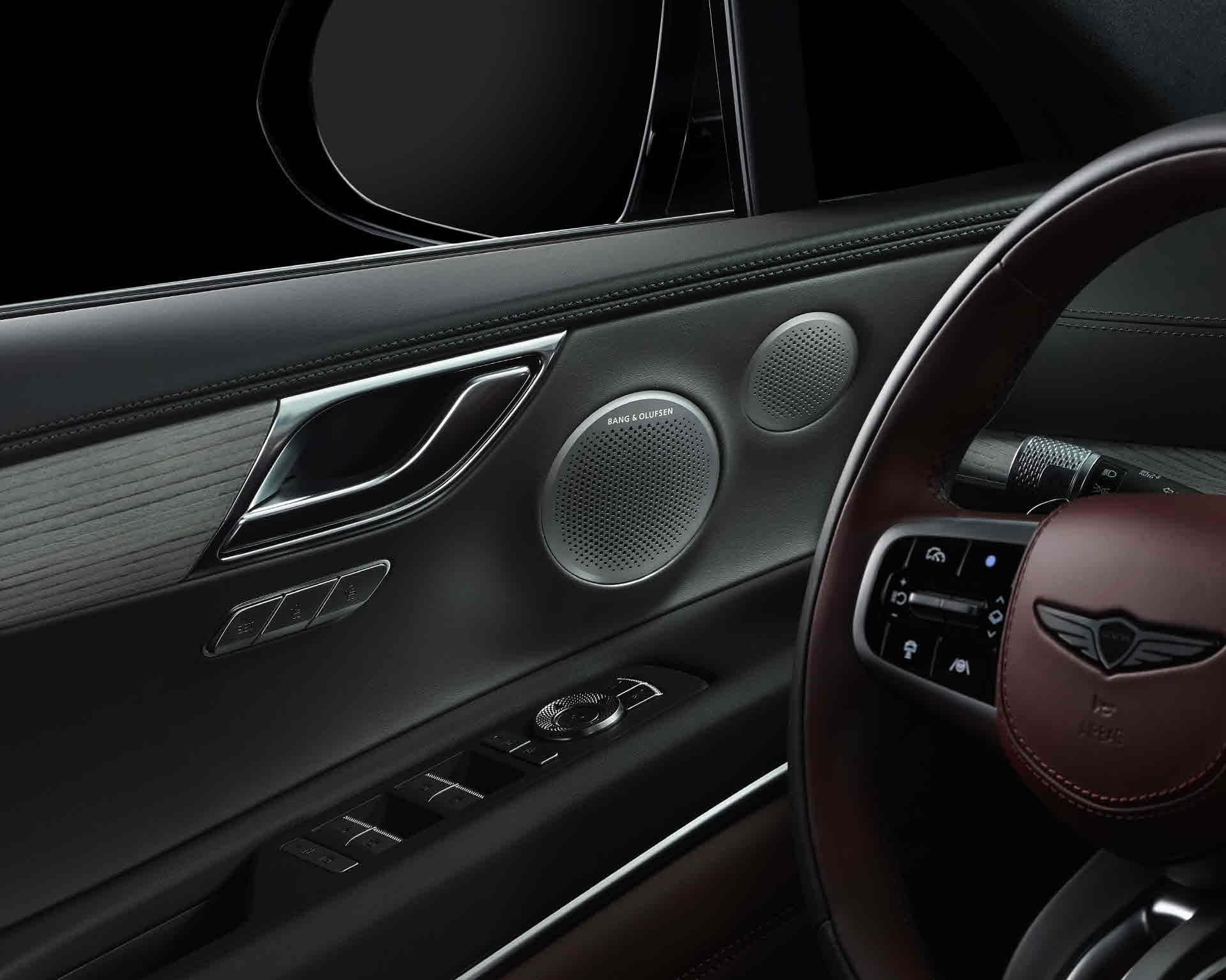 섬세한 디테일과 하이테크한 인테리어의 조화-스피커