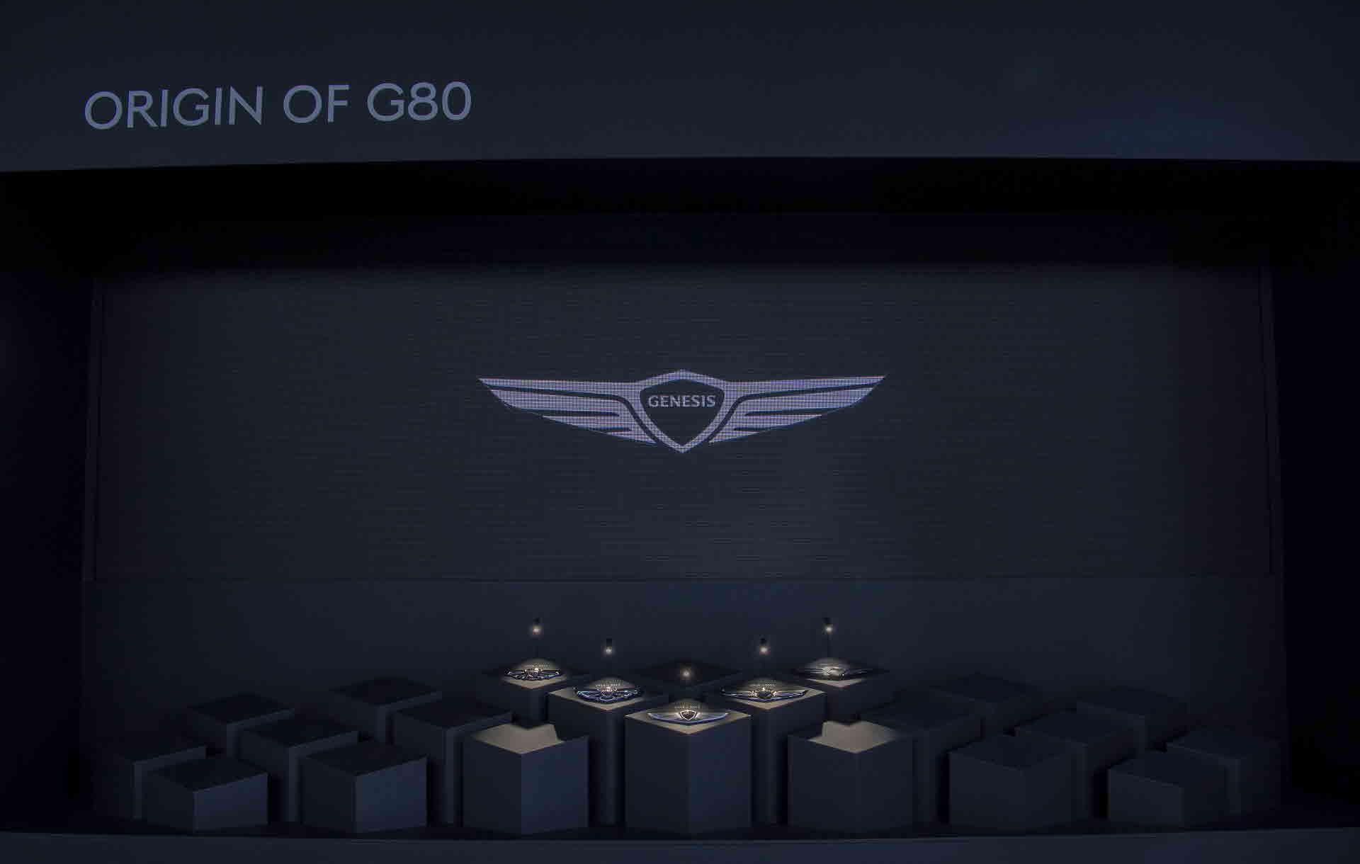 절제된 디테일로 더욱 완벽한 균형을 이룬 G80 의 모습_엠블럼