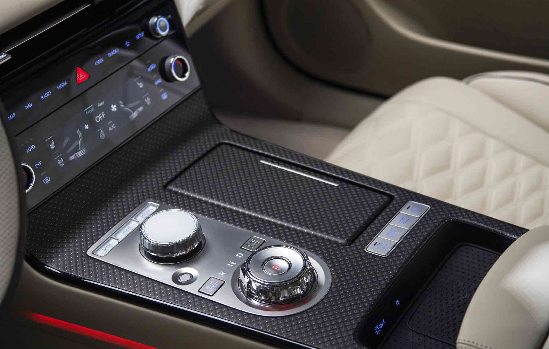 절제된 디테일로 더욱 완벽한 균형을 이룬 G80 의 모습_기어변속기