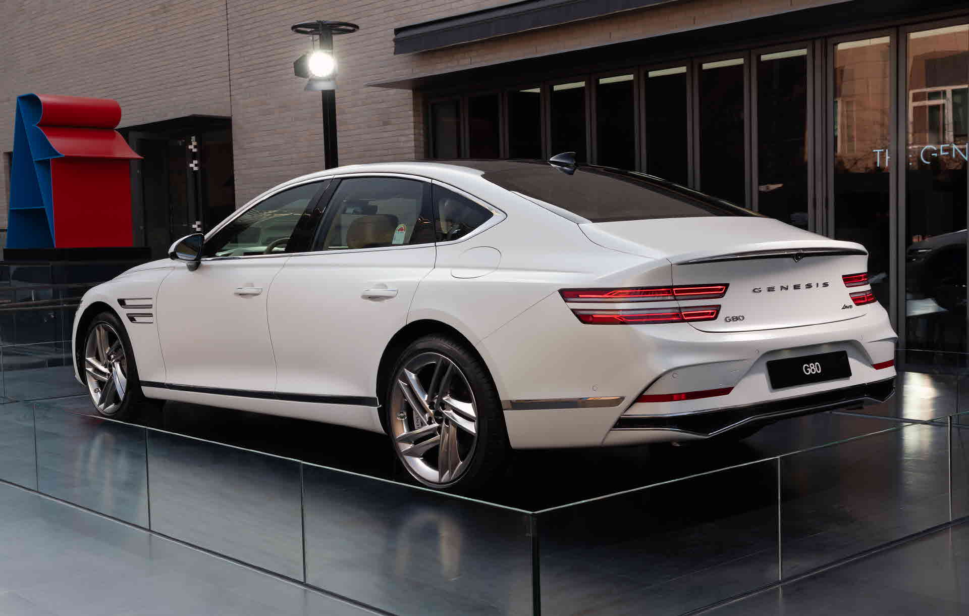절제된 디테일로 더욱 완벽한 균형을 이룬 G80 의 모습_후측면 흰색