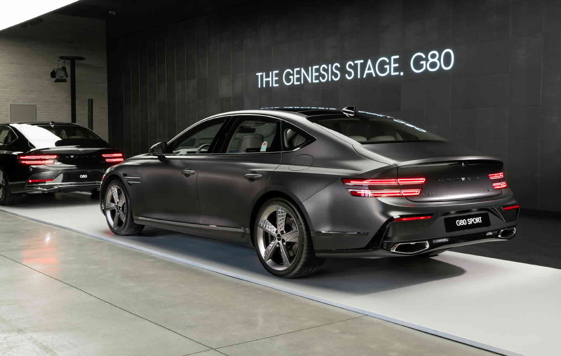 절제된 디테일로 더욱 완벽한 균형을 이룬 G80 의 모습_후측면 블랙