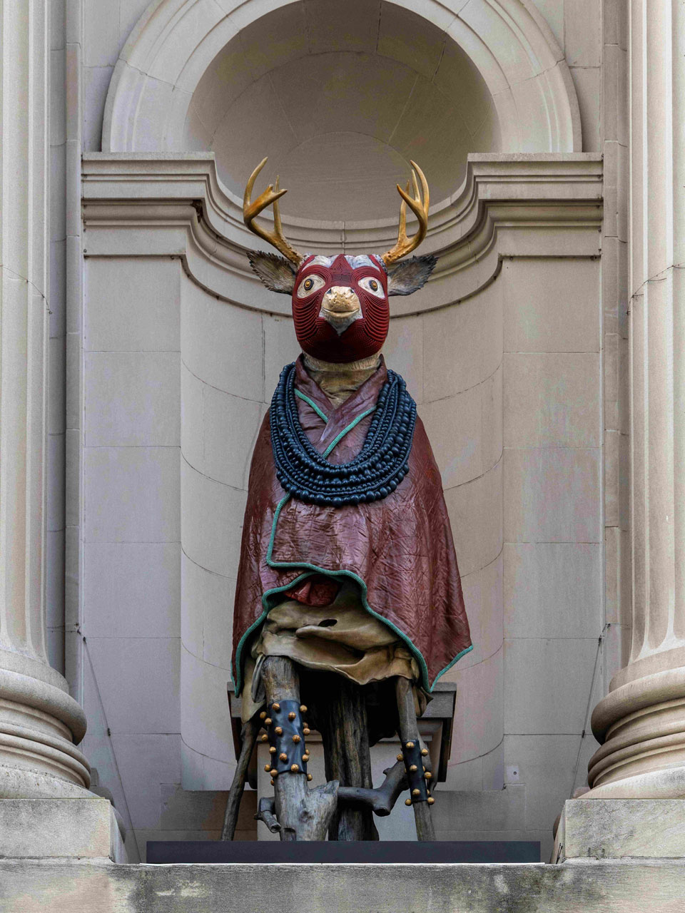 《더 제네시스 파사드 커미션: 제프리 깁슨, The Animal That Therefore I Am》, they teach us to be sensitive and to trust our instincts issi / awi / deer, 실리콘 청동에 파티나 마감, 2025 © The Metropolitan Museum of Art, 사진: Eugenia Burnett Tinsley