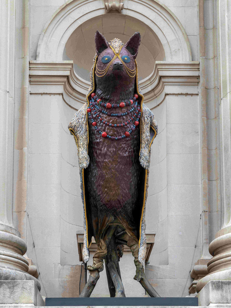 《더 제네시스 파사드 커미션: 제프리 깁슨, The Animal That Therefore I Am》, they are witty and transform themselves in order to guide us nashoba holba / wayaha / coyote, 실리콘 청동에 파티나 마감, 2025 © The Metropolitan Museum of Art, 사진: Eugenia Burnett Tinsley