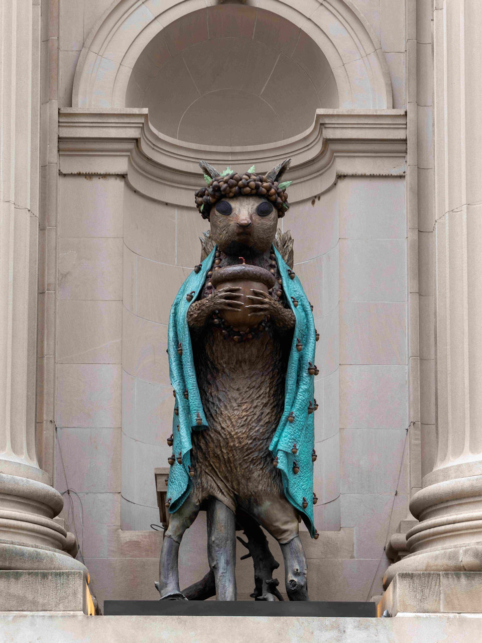 《더 제네시스 파사드 커미션: 제프리 깁슨, The Animal That Therefore I Am》, they plan and prepare for the future fvni / sa lo li / squirrel, 실리콘 청동에 파티나 마감, 2025 © The Metropolitan Museum of Art, 사진: Eugenia Burnett Tinsley