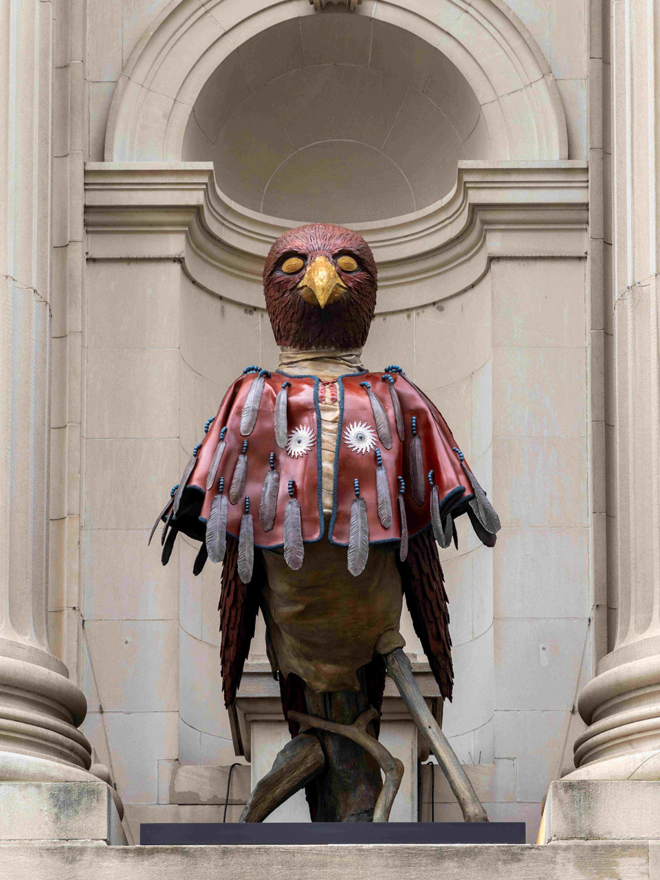 《더 제네시스 파사드 커미션: 제프리 깁슨, The Animal That Therefore I Am》, carry messages between light and dark spaces bia̱kak / dawodv / hawk, 실리콘 청동에 파티나 마감, 2025 © The Metropolitan Museum of Art, 사진: Eugenia Burnett Tinsley