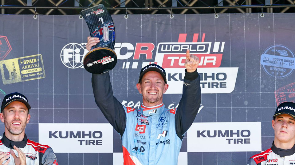 네스토르 지로라미 선수가 9월 12일(금)~14일(일, 현지시간) 열린 '2025 TCR 월드투어' 5라운드 호주 대회 두번째 레이스에서 우승을 차지하고 포디움에서 기뻐하는 모습.