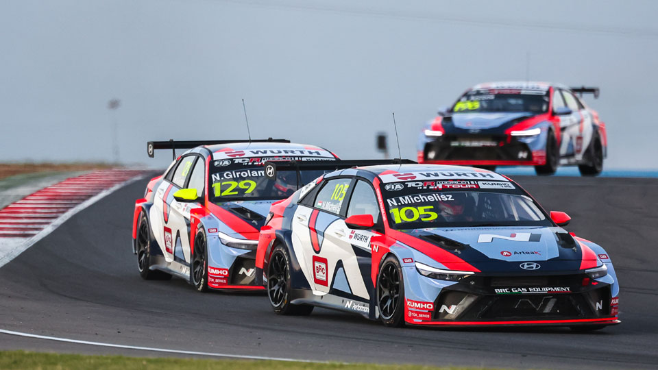 9월 12일(금)~14일(일, 현지시간) 열린 '2025 TCR 월드투어' 5라운드 호주 대회에서 현대자동차 '더 뉴 엘란트라 N TCR(국내명: 더 뉴 아반떼 N TCR)'이 주행하는 모습.1