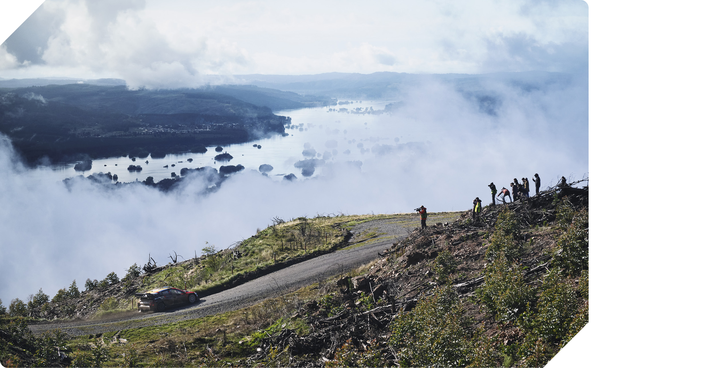 칠레 비오비오에서 현대차 랠리카가 멀찍이 달리고 있다