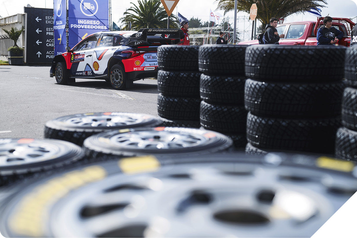 랠리카가 정비 중인 모습