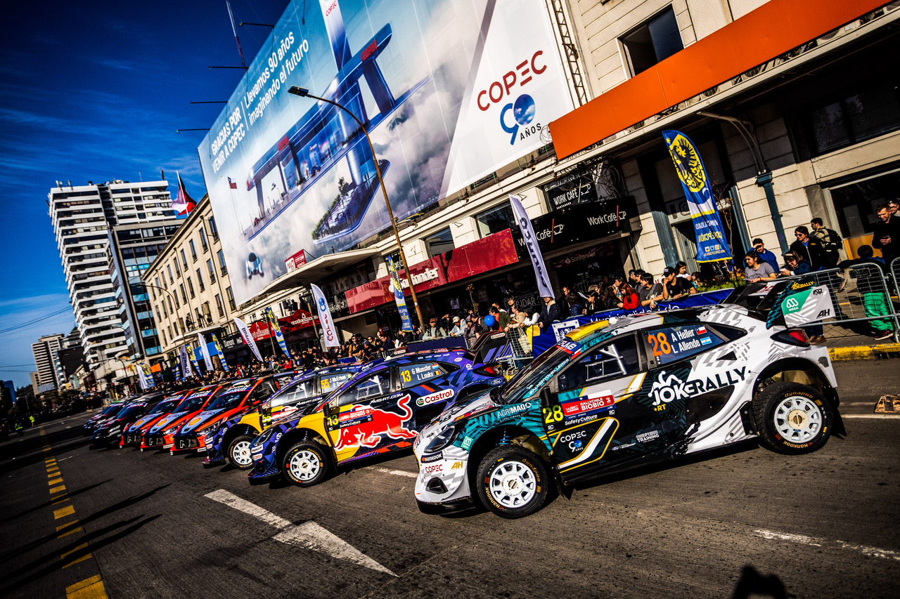 랠리1에 참가한 여러 제조사들의 차량