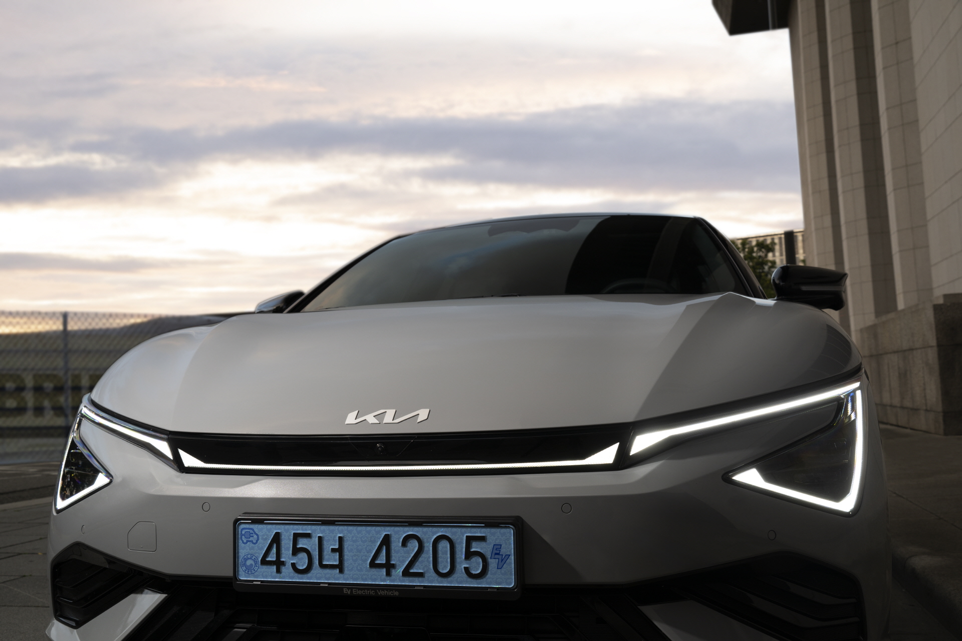 Sun down, lights up. It's time for EV6 to shine.