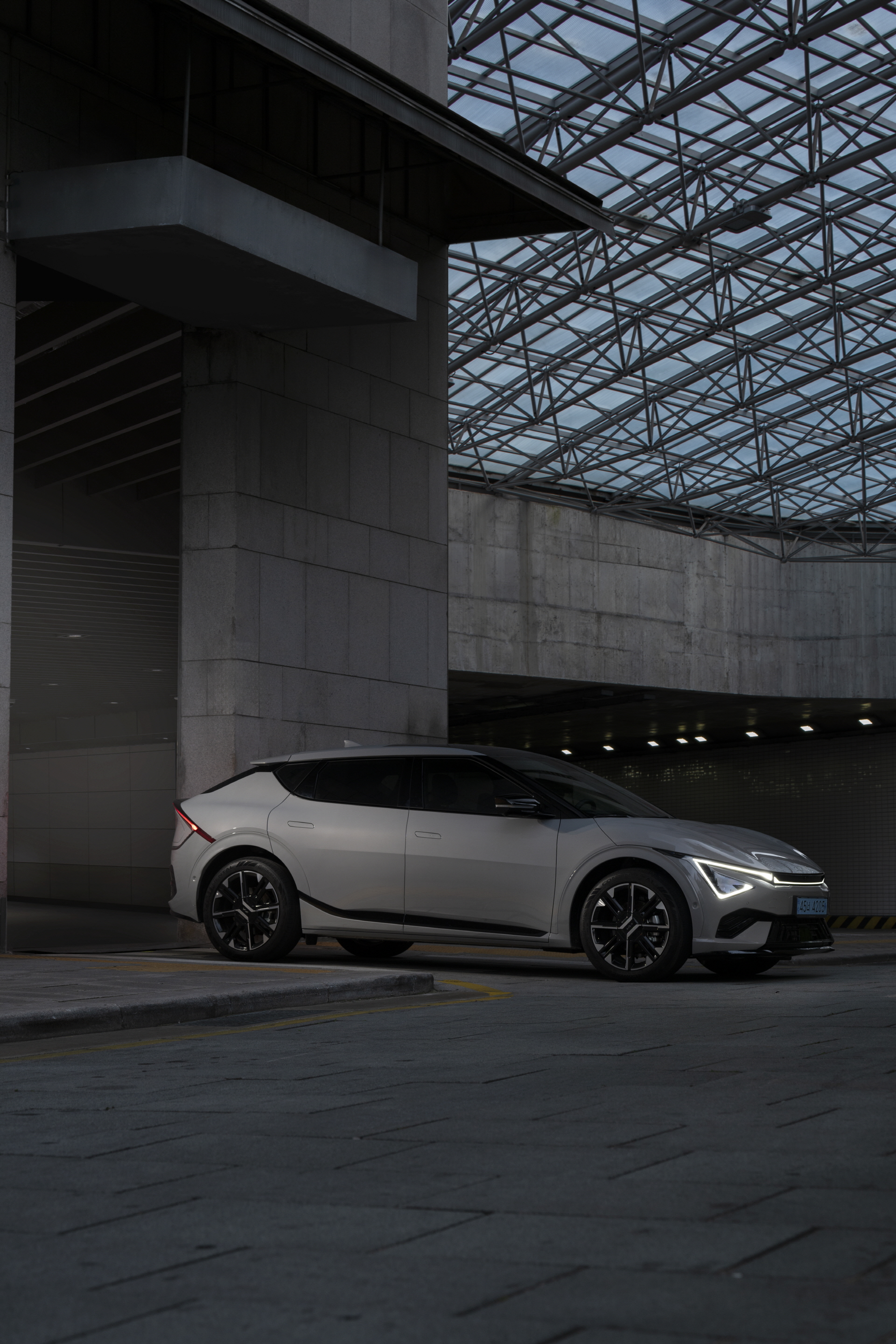 Sun down, lights up. It's time for EV6 to shine.