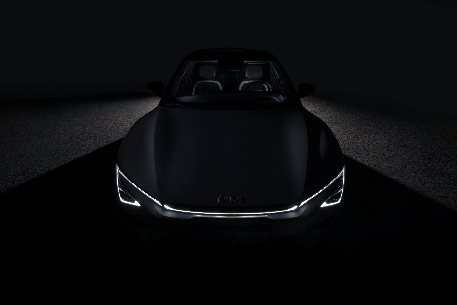 Sun down, lights up. It's time for EV6 to shine.