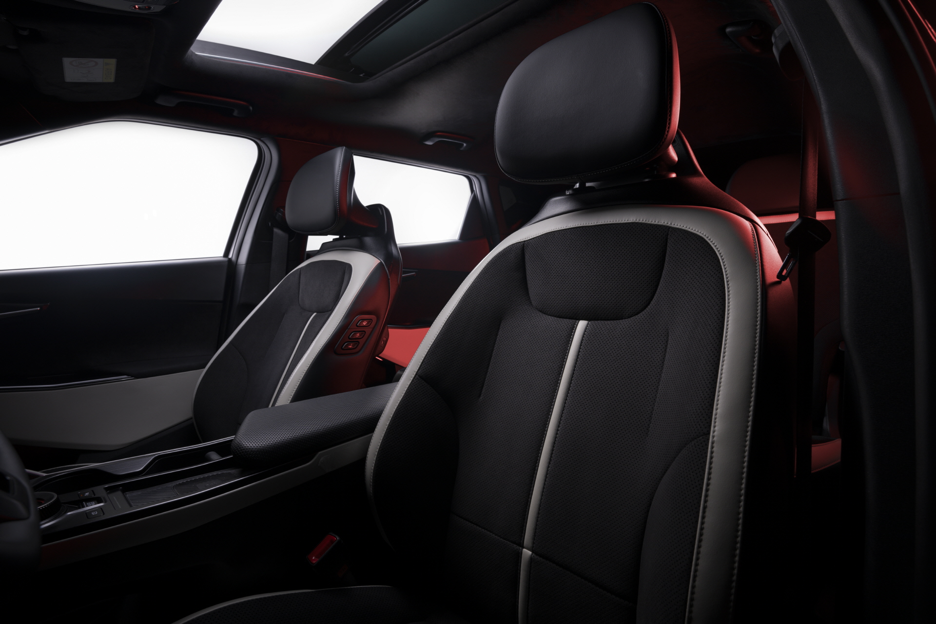 Sun down, lights up. It's time for EV6 to shine.