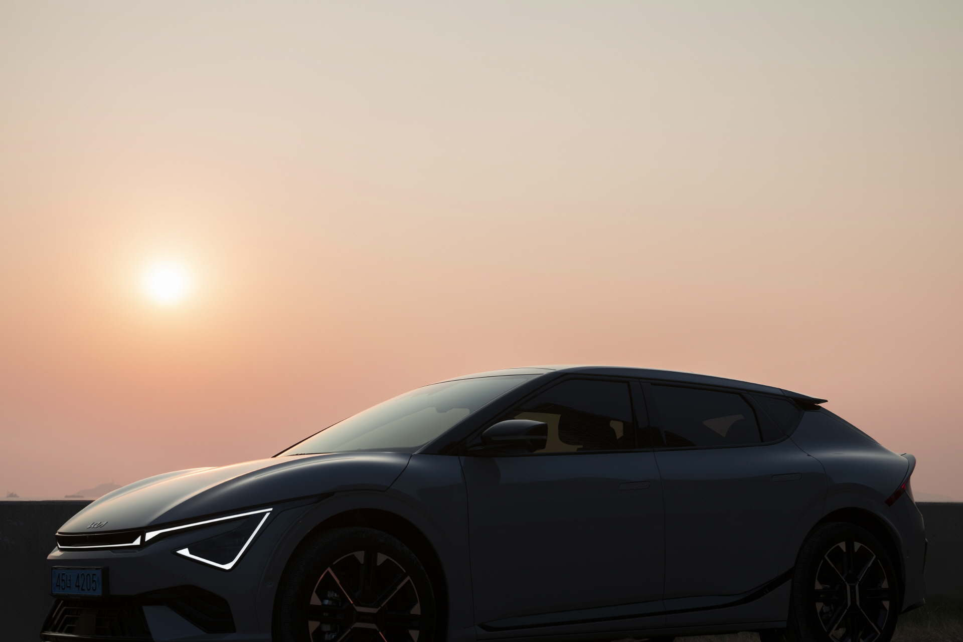 Sun down, lights up. It's time for EV6 to shine.